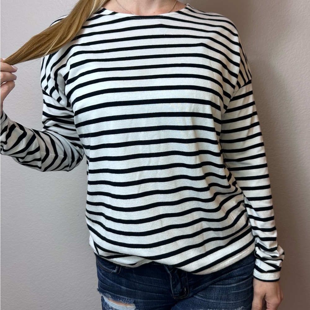 Black and white striped H&M long sleeve, basic shirt women’s small